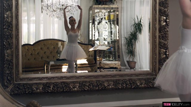 Порвал лосины на балерине, чтобы побаловать ее киску проникновением #1