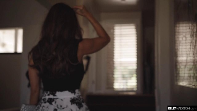 Накаченный мужик долбит во всех позах сочную письку пышнотелой красотки #1