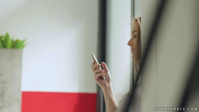 Мужик целовал ноги красивой телки и разводил ее на трах #1