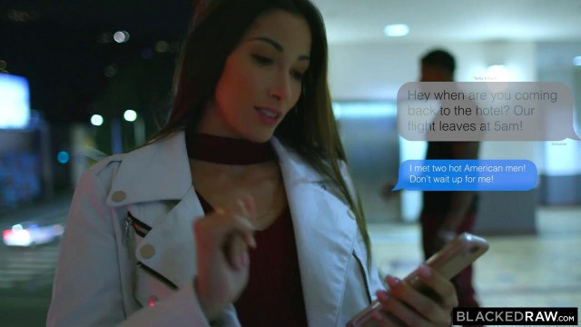 Негр поставил белую модель на четвереньки и вместе с друзьями дерет ее в анус #1