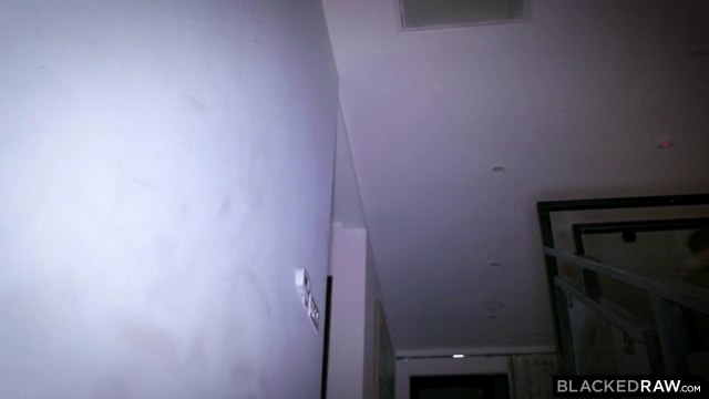 Негр поставил белую модель на четвереньки и вместе с друзьями дерет ее в анус