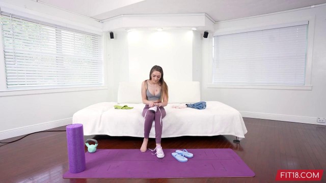 Спортивная девушка снимает лосины чтобы проявить себя на порно кастинге #2