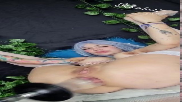 Девушка с яркими волосами устроила страстную анальную соло мастурбацию