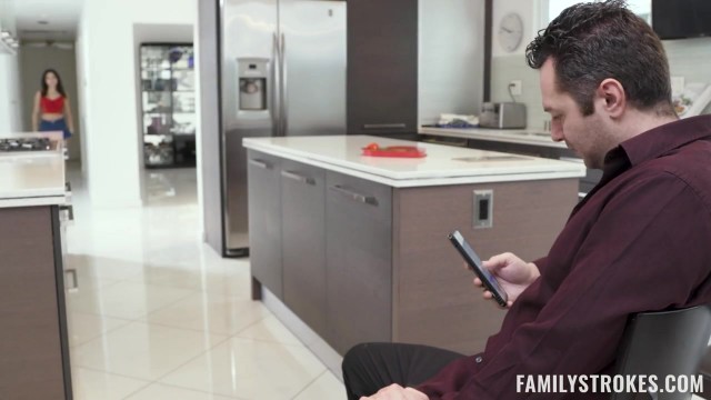 Дядечка похотливый, балующий племяшку своим большим прибором #2