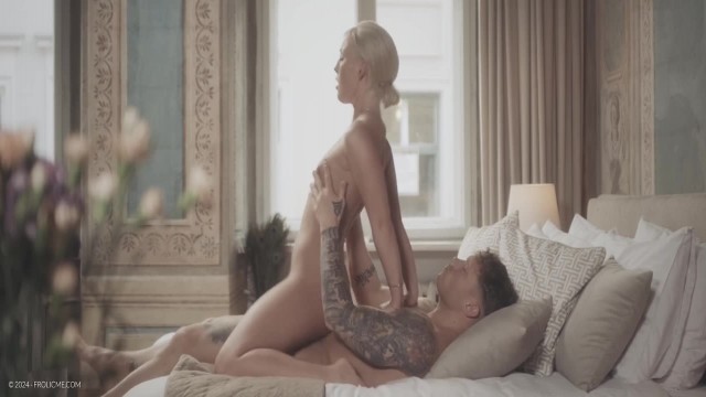 Наслаждение горячей розовой киской