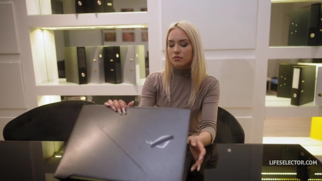 Поведение высокооплачиваемой секретарши #1